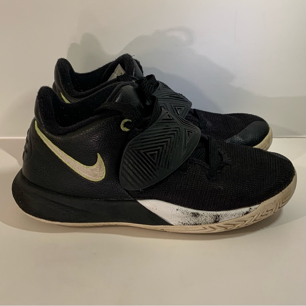 ⚡️ NIKE KYRIE FLYTRAP 3 BLACK & VOLT GS SIZE 4Y YOUTH BASKETBALL SHOES ⚡️